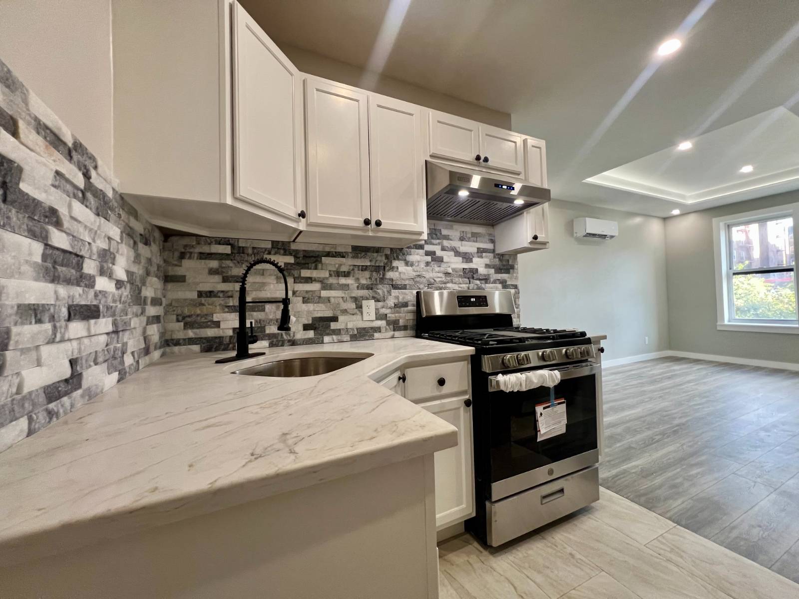 #5 photo, 8105 northern blvd, クイーンズ区 Jackson Heights , NY 11372