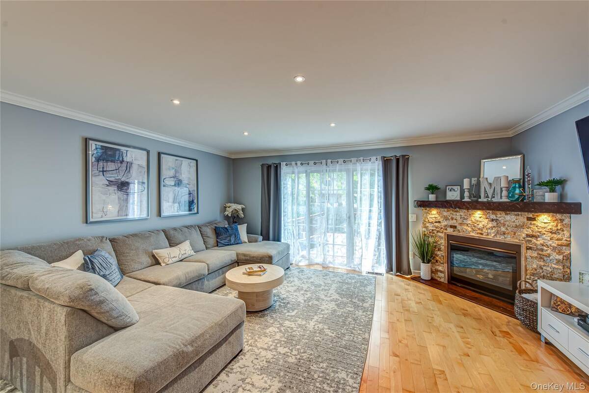 #14 photo, 14 Heckscher Spur Drive, East Islip , NY 11730