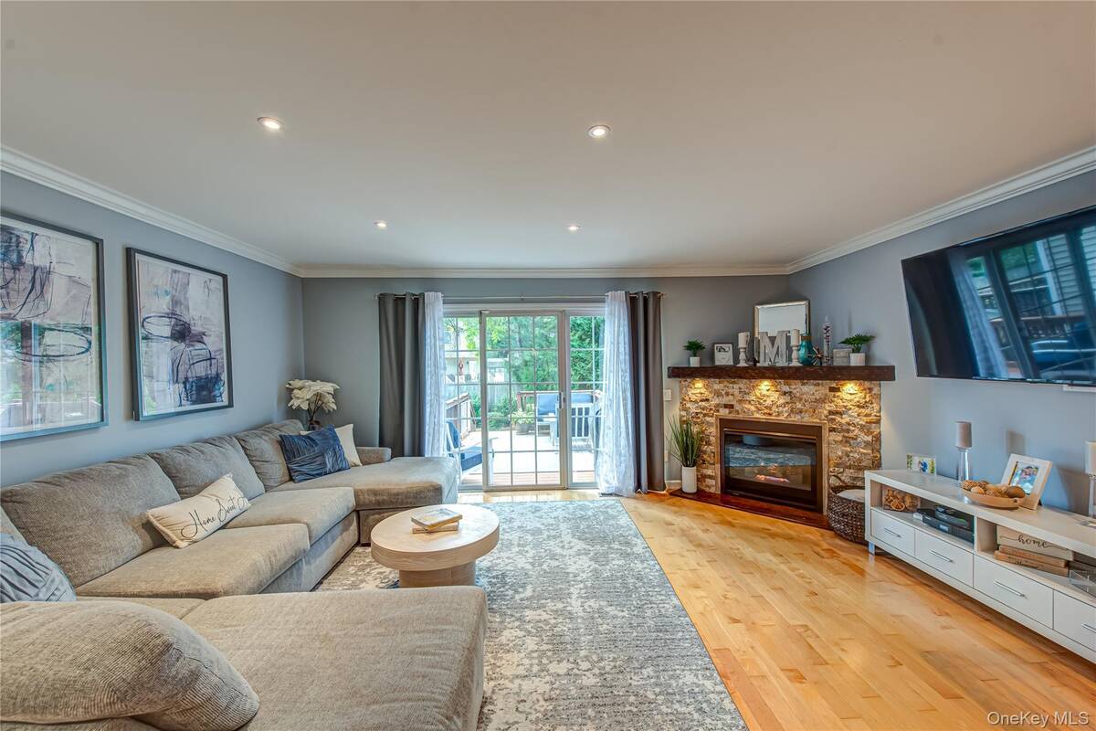 #16 photo, 14 Heckscher Spur Drive, East Islip , NY 11730