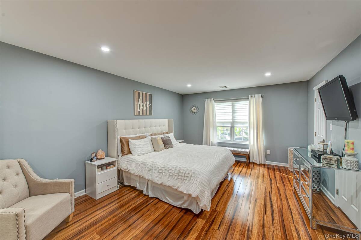 #22 photo, 14 Heckscher Spur Drive, East Islip , NY 11730