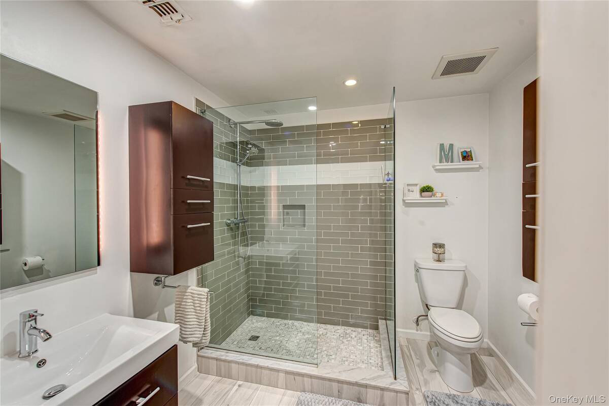 #29 photo, 14 Heckscher Spur Drive, East Islip , NY 11730