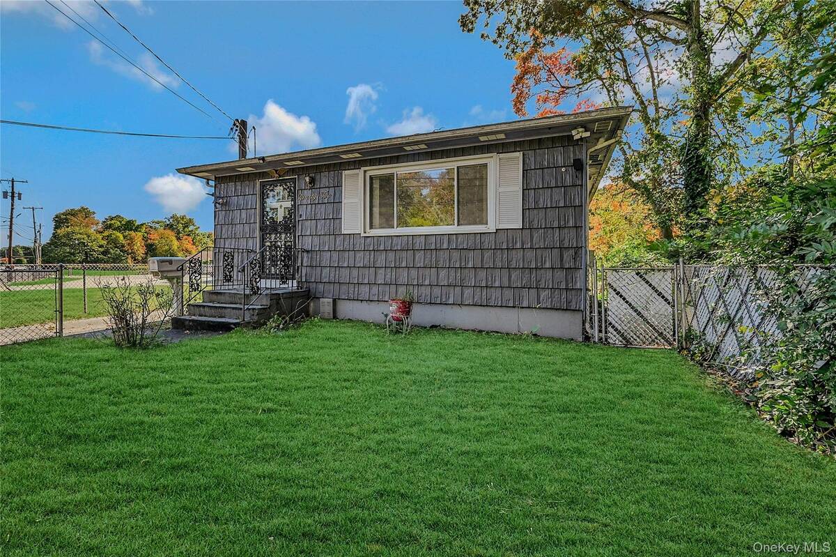 #2 photo, 92 Grand Boulevard, Wyandanch , NY 11798