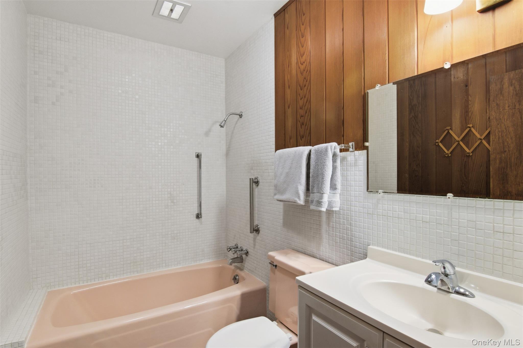 #18 photo, 90 11th Avenue, Huntington Station , NY 11746