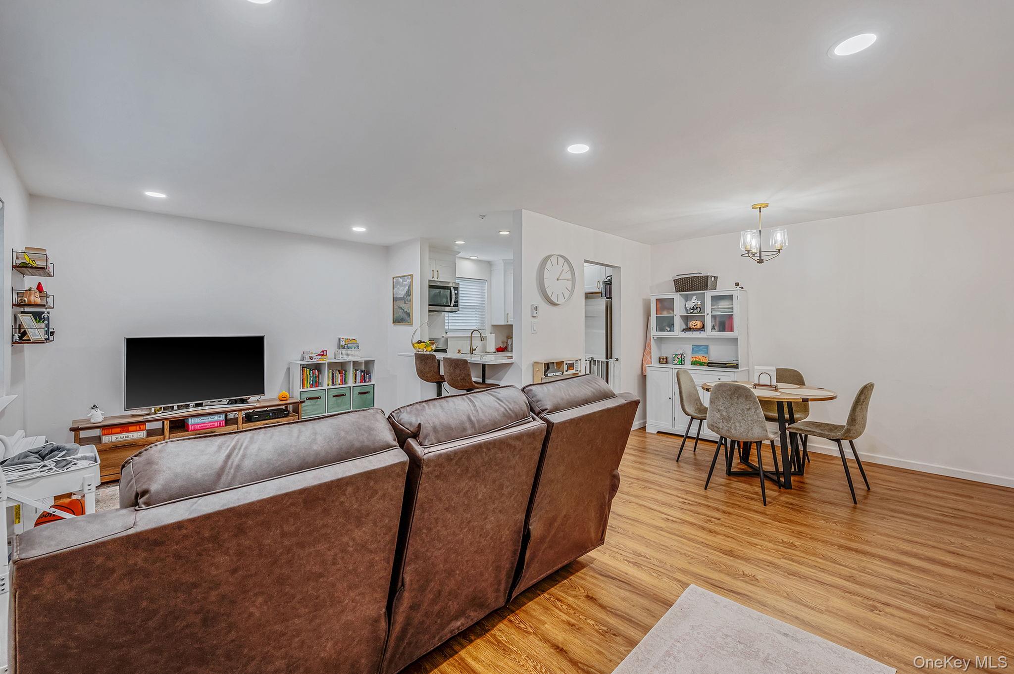 #10 photo, 21 Glen Hollow Drive, Holtsville , NY 11742