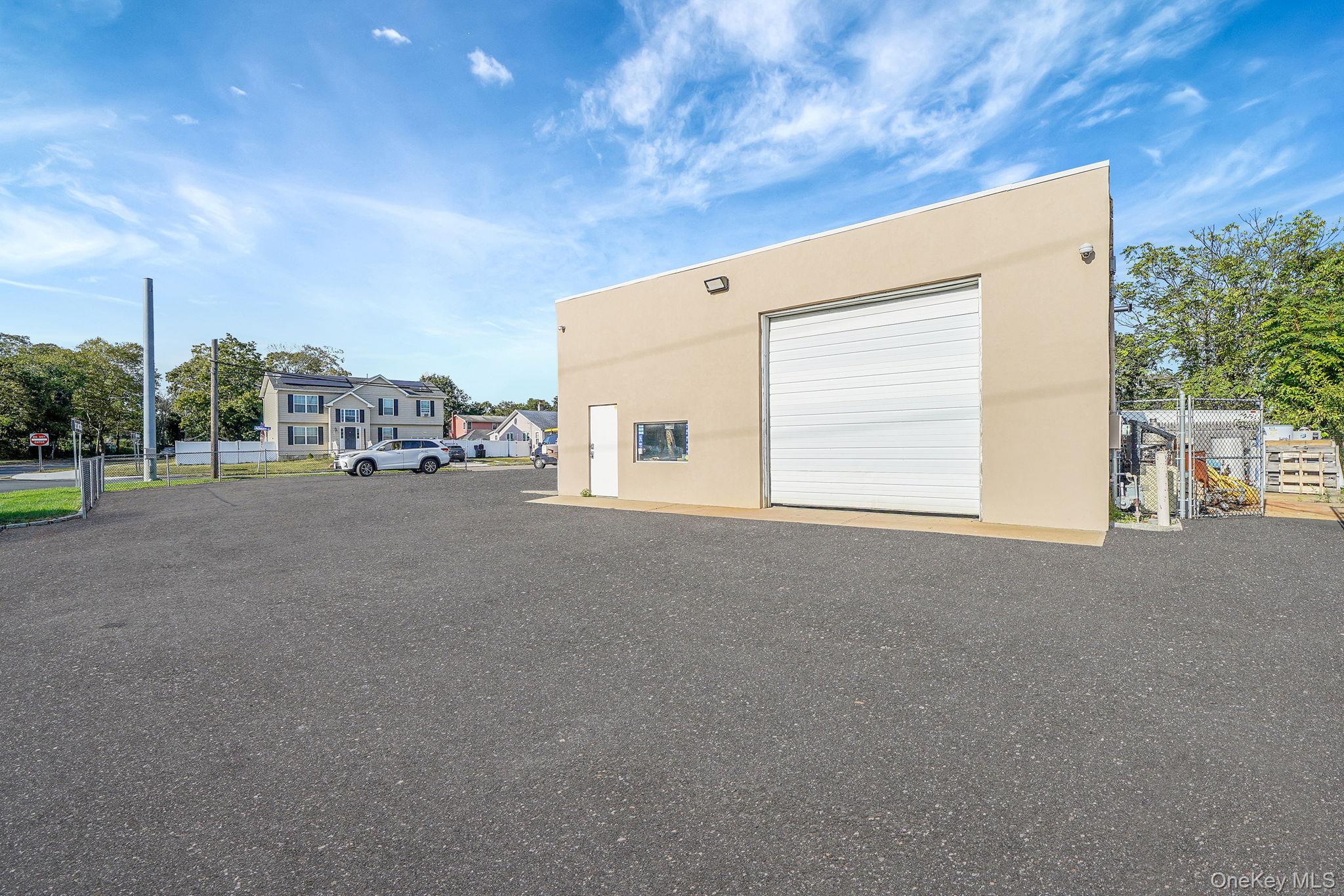 #1 photo, 93 N Clinton Avenue, サフォーク郡 Bay Shore , NY 11706