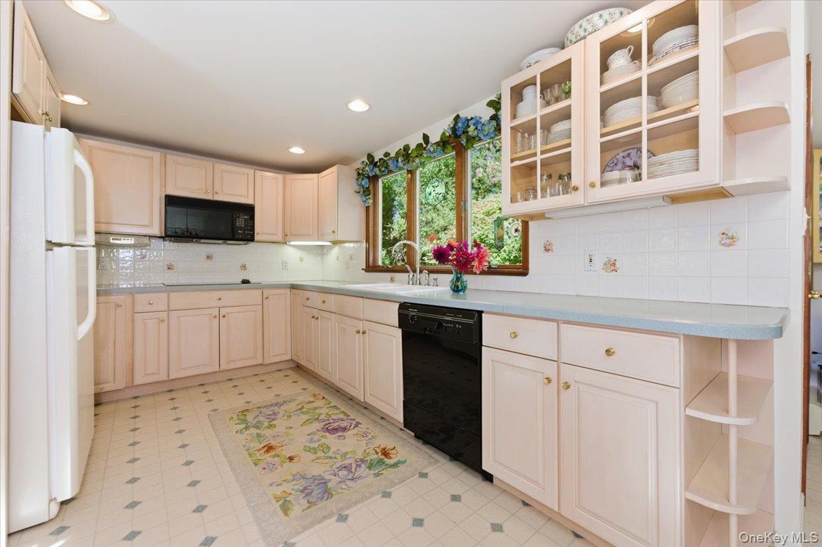 #13 photo, 280 W 22nd Street, Huntington , NY 11743