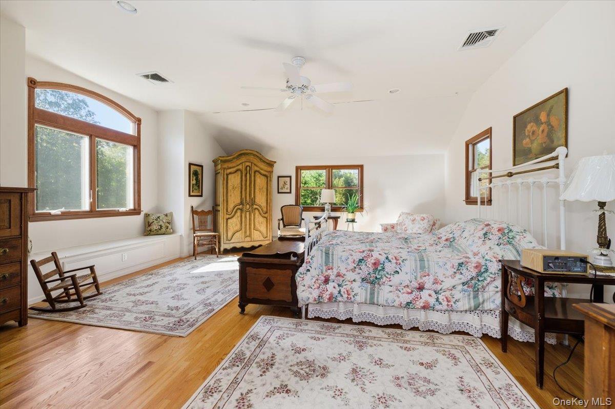 #20 photo, 280 W 22nd Street, Huntington , NY 11743