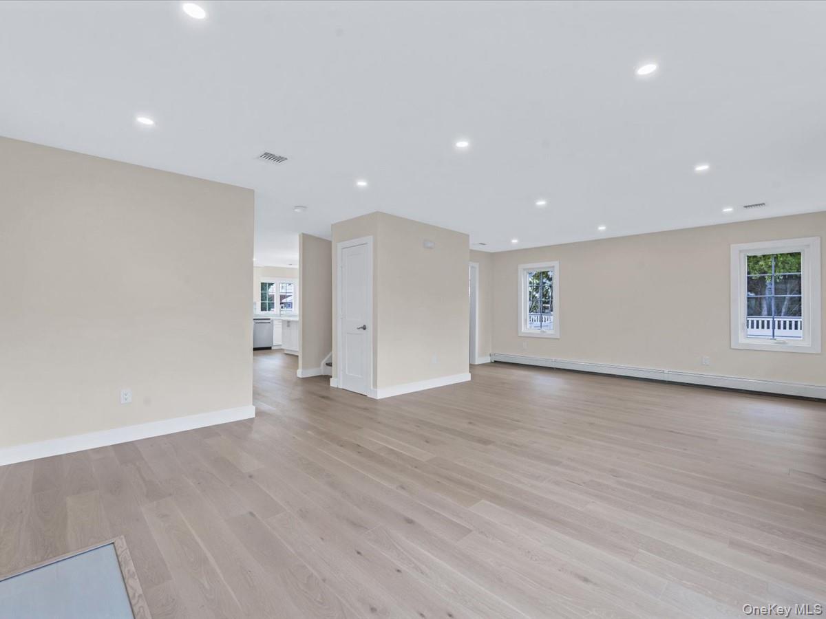 #3 photo, 111 Celler Avenue, ナッソー郡 New Hyde Park , NY 11040