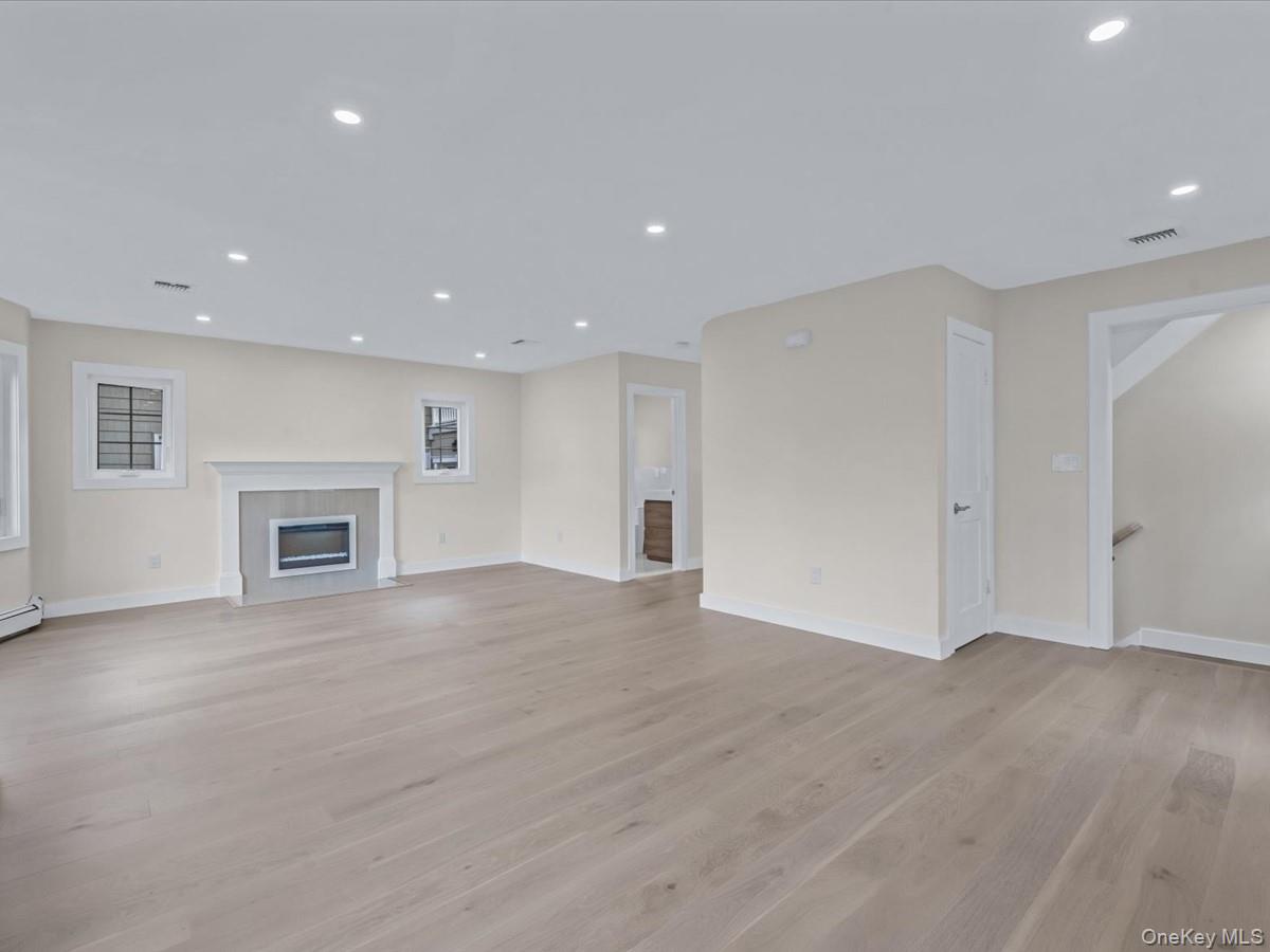 #4 photo, 111 Celler Avenue, ナッソー郡 New Hyde Park , NY 11040