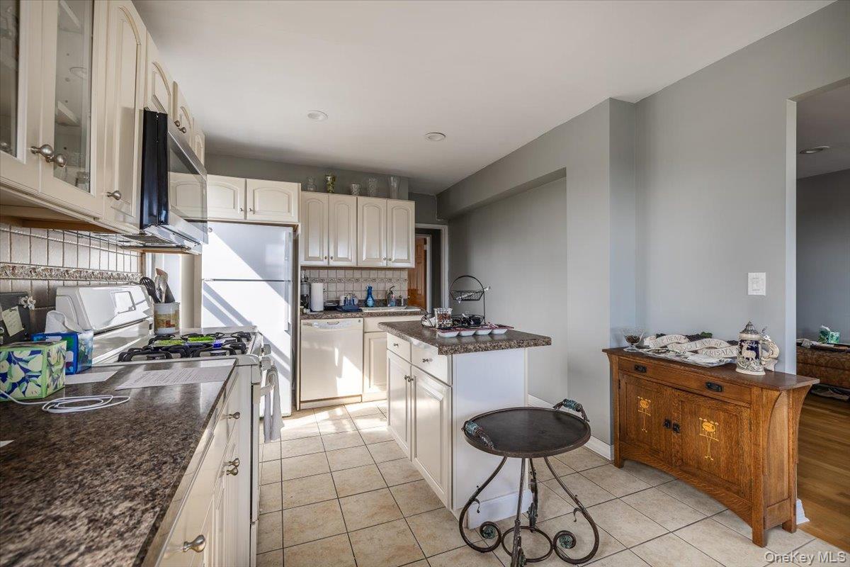 #14 photo, 640 Pelham Road, New Rochelle , NY 10805