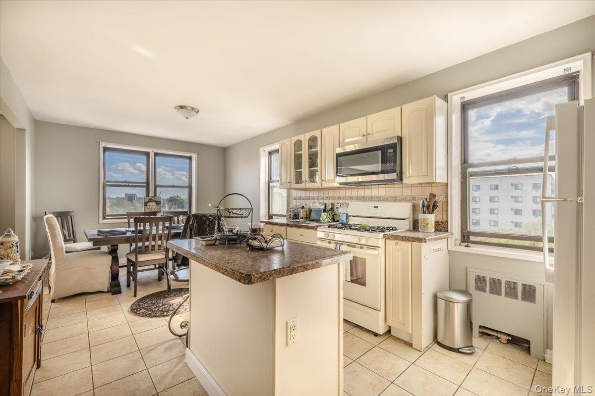 #15 photo, 640 Pelham Road, New Rochelle , NY 10805