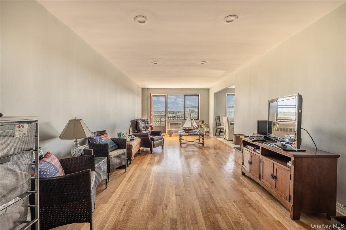 #6 photo, 640 Pelham Road, New Rochelle , NY 10805