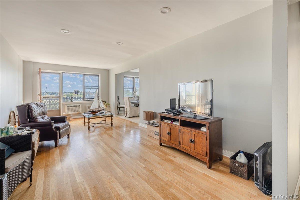 #7 photo, 640 Pelham Road, New Rochelle , NY 10805