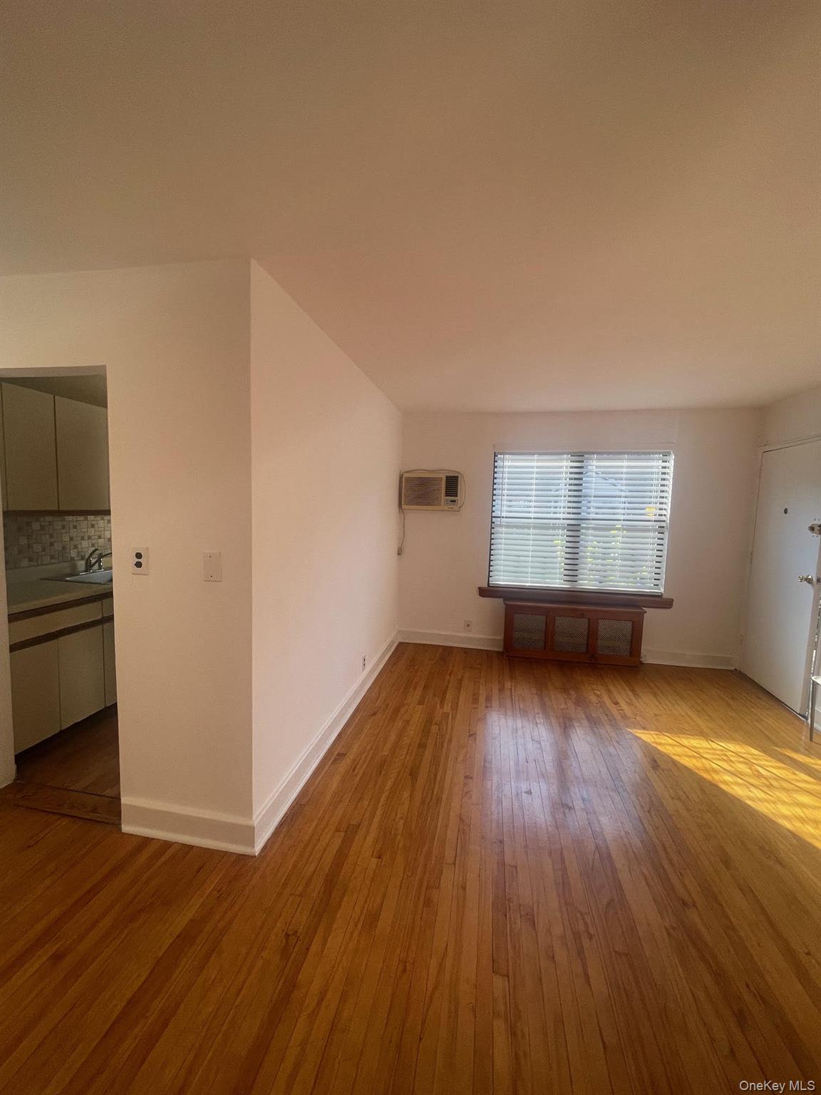 #11 photo, 196-61 69 Avenue, Fresh Meadows , NY 11365