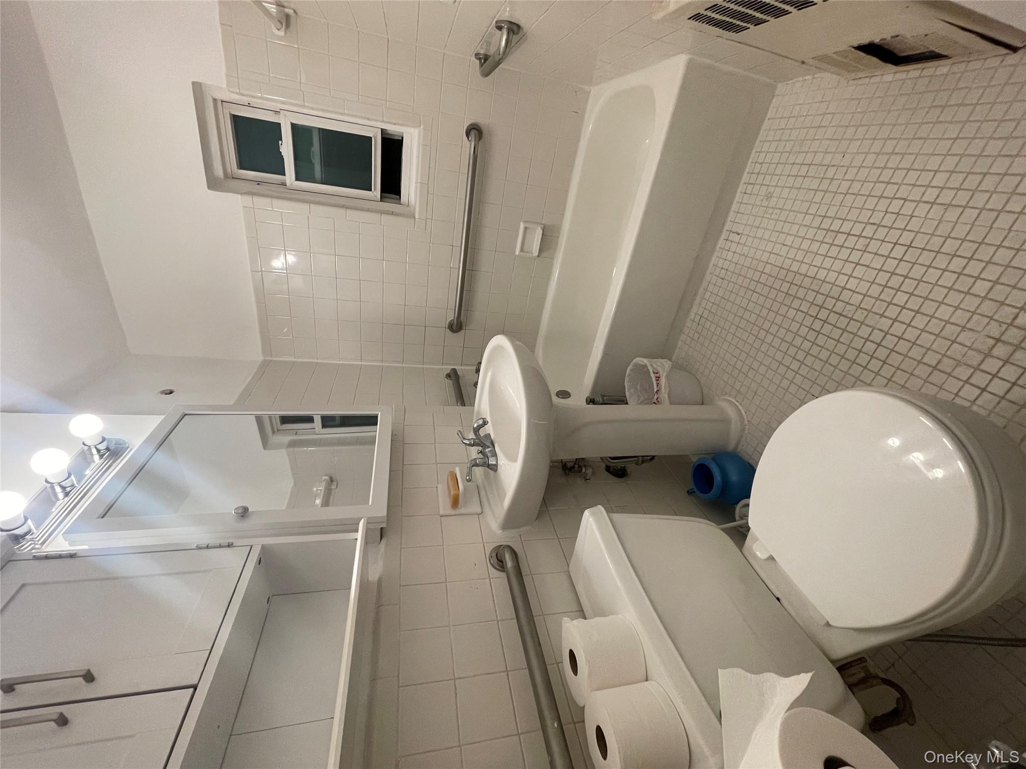 #4 photo, 196-61 69 Avenue, Fresh Meadows , NY 11365