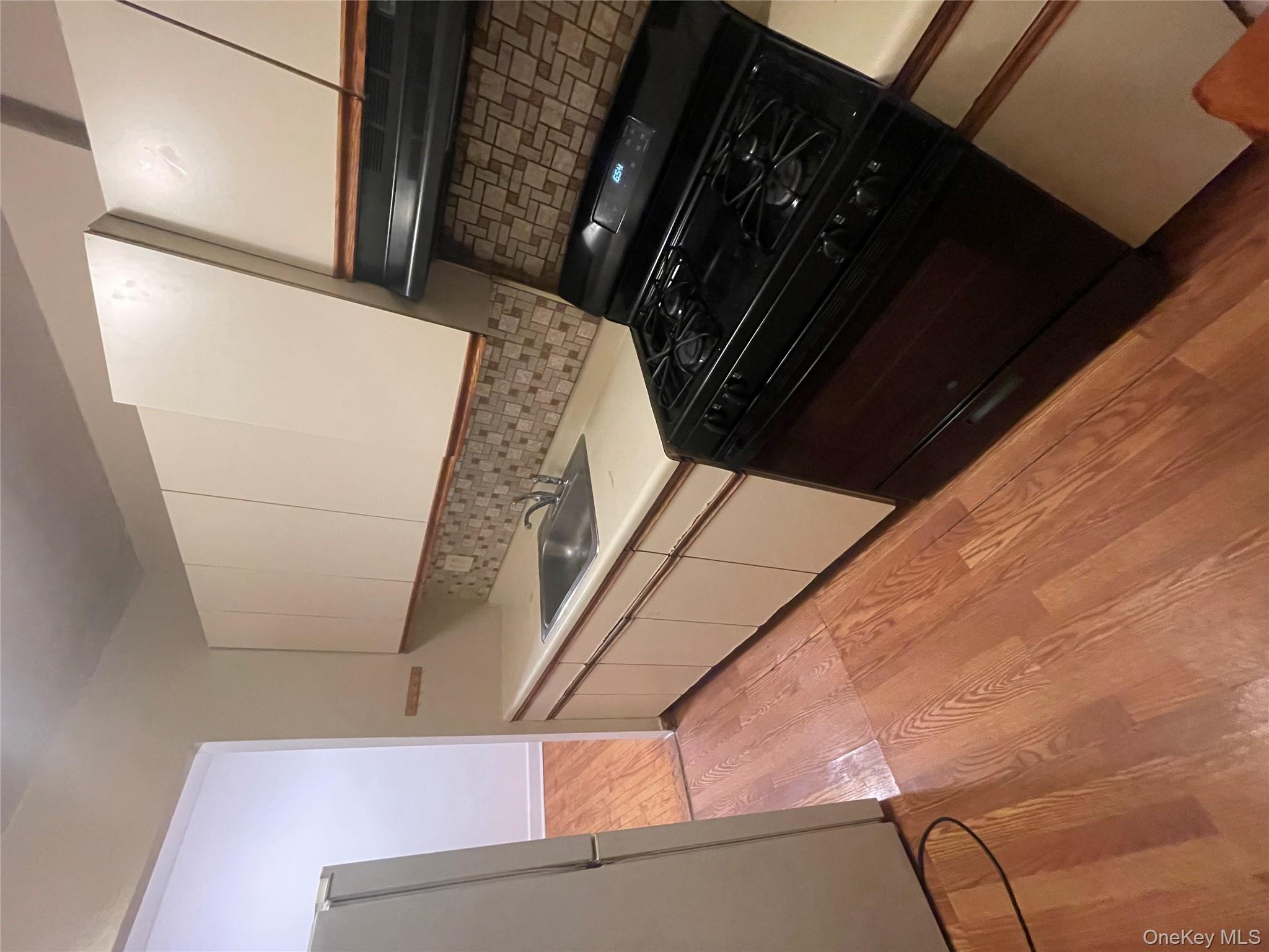 #7 photo, 196-61 69 Avenue, Fresh Meadows , NY 11365