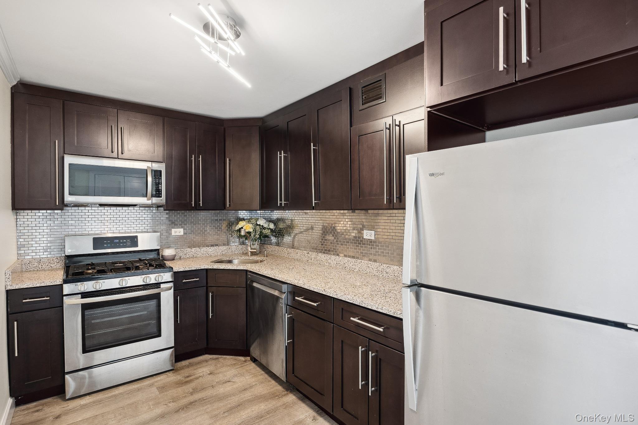 #3 photo, 2 Bay Club Drive, クイーンズ区 Bayside , NY 11360