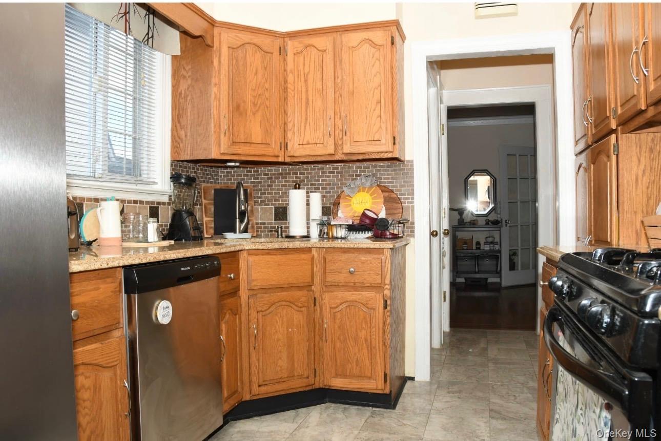 #10 photo, 43-56 168 Street, Flushing , NY 11358