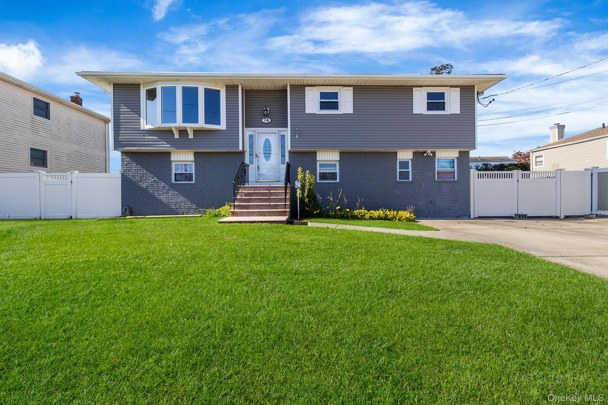 #1 photo, 74 Venetian Prom, サフォーク郡 Lindenhurst , NY 11757