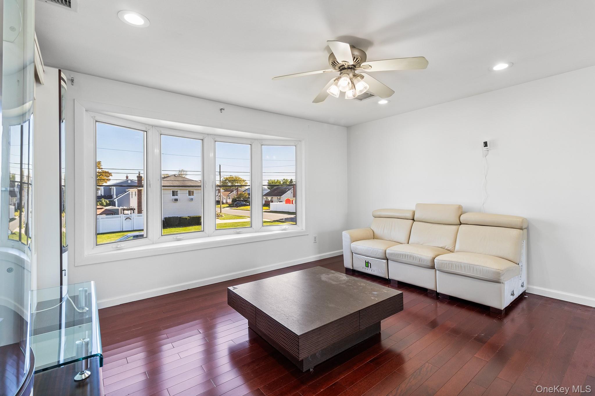 #3 photo, 74 Venetian Prom, サフォーク郡 Lindenhurst , NY 11757