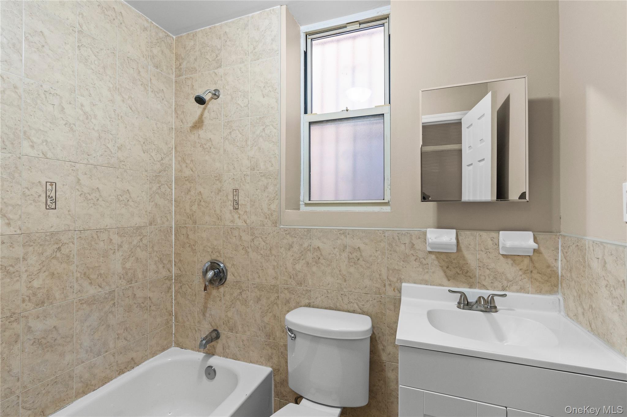 #11 photo, 3552 Webster Avenue, ブロンクス区 Bronx , NY 10467