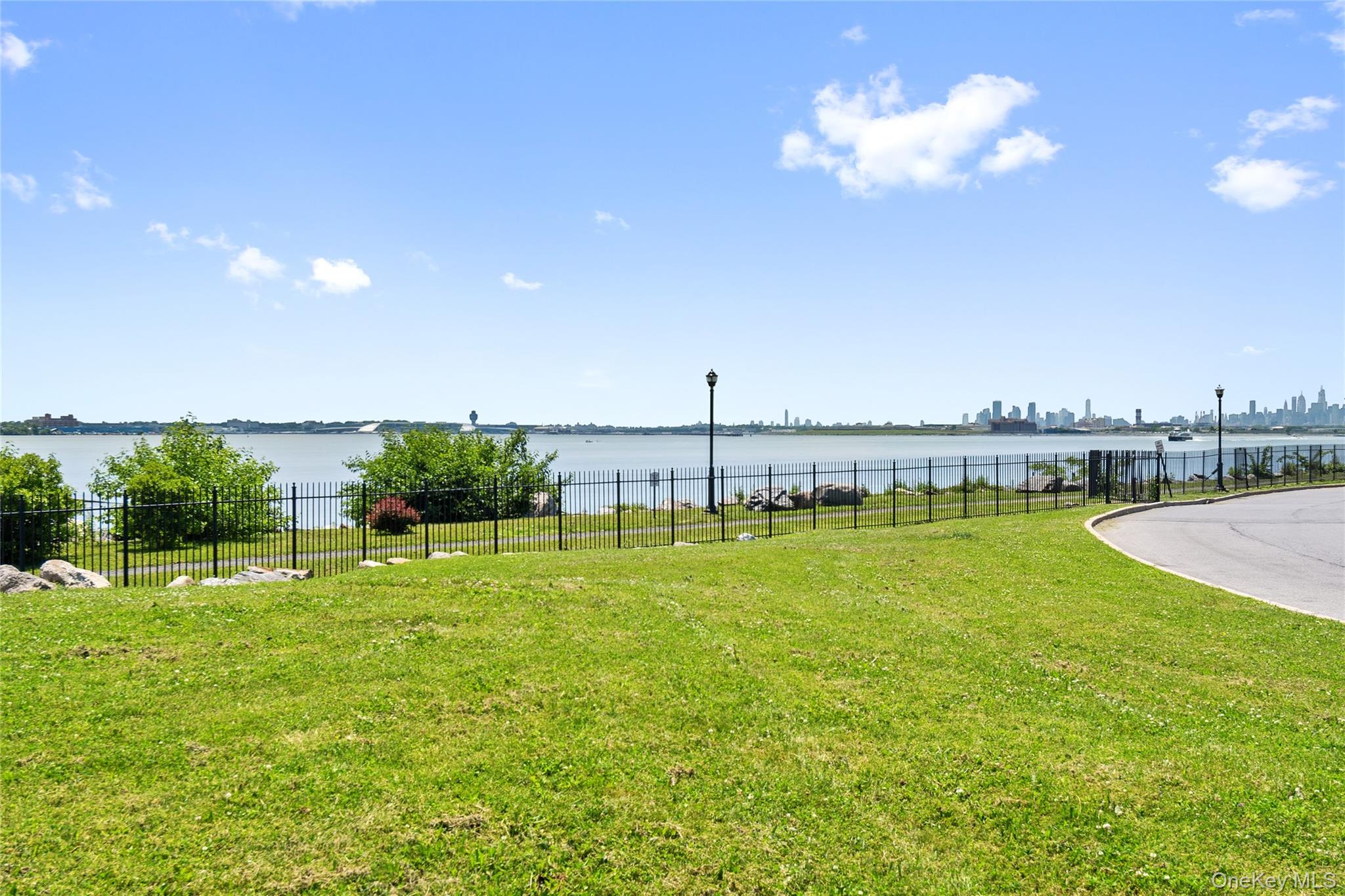 #4 photo, 197 Surf Drive, ブロンクス区 Bronx , NY 10473