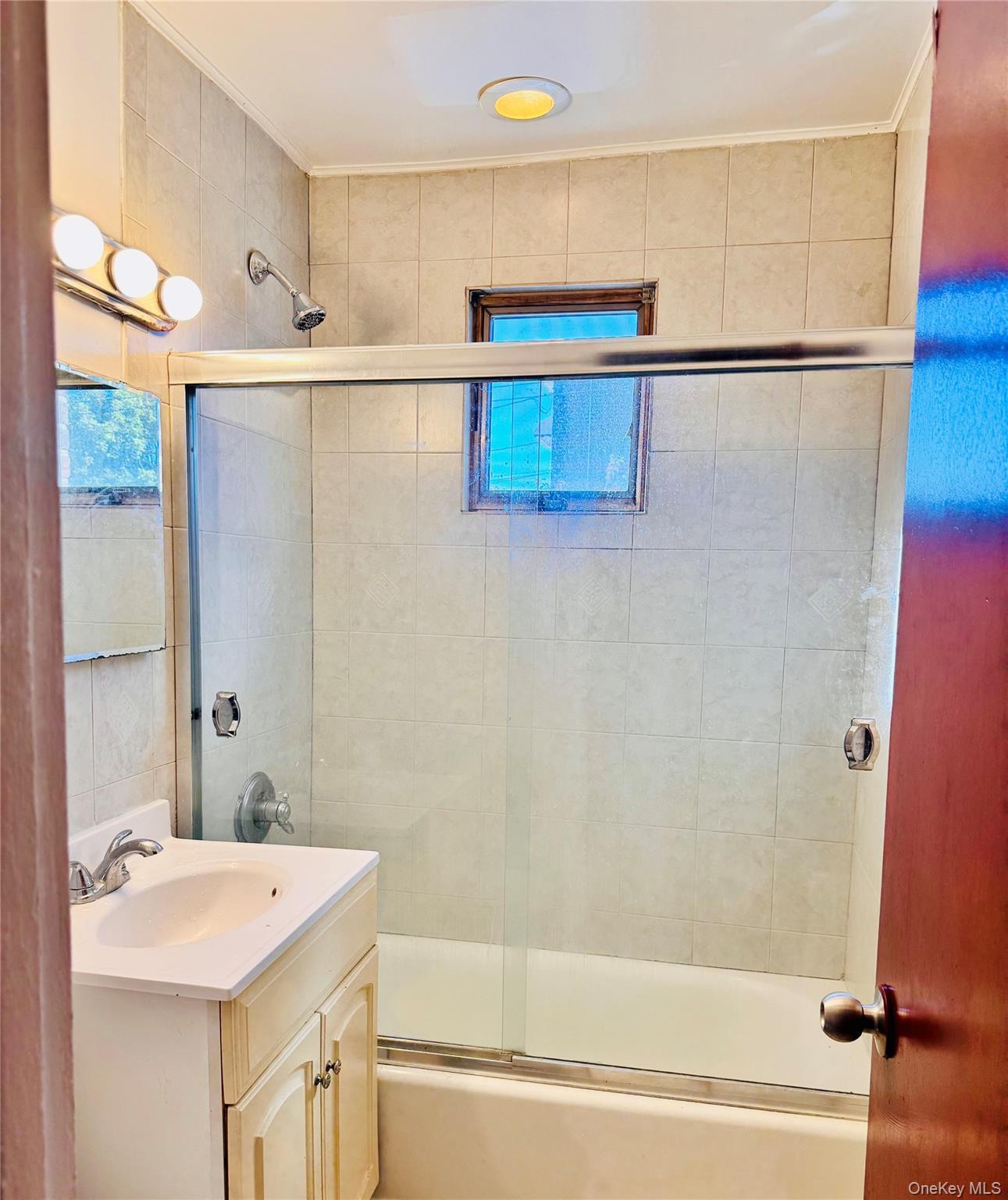 #4 photo, 4101 Barnes Avenue, ブロンクス区 Bronx , NY 10466