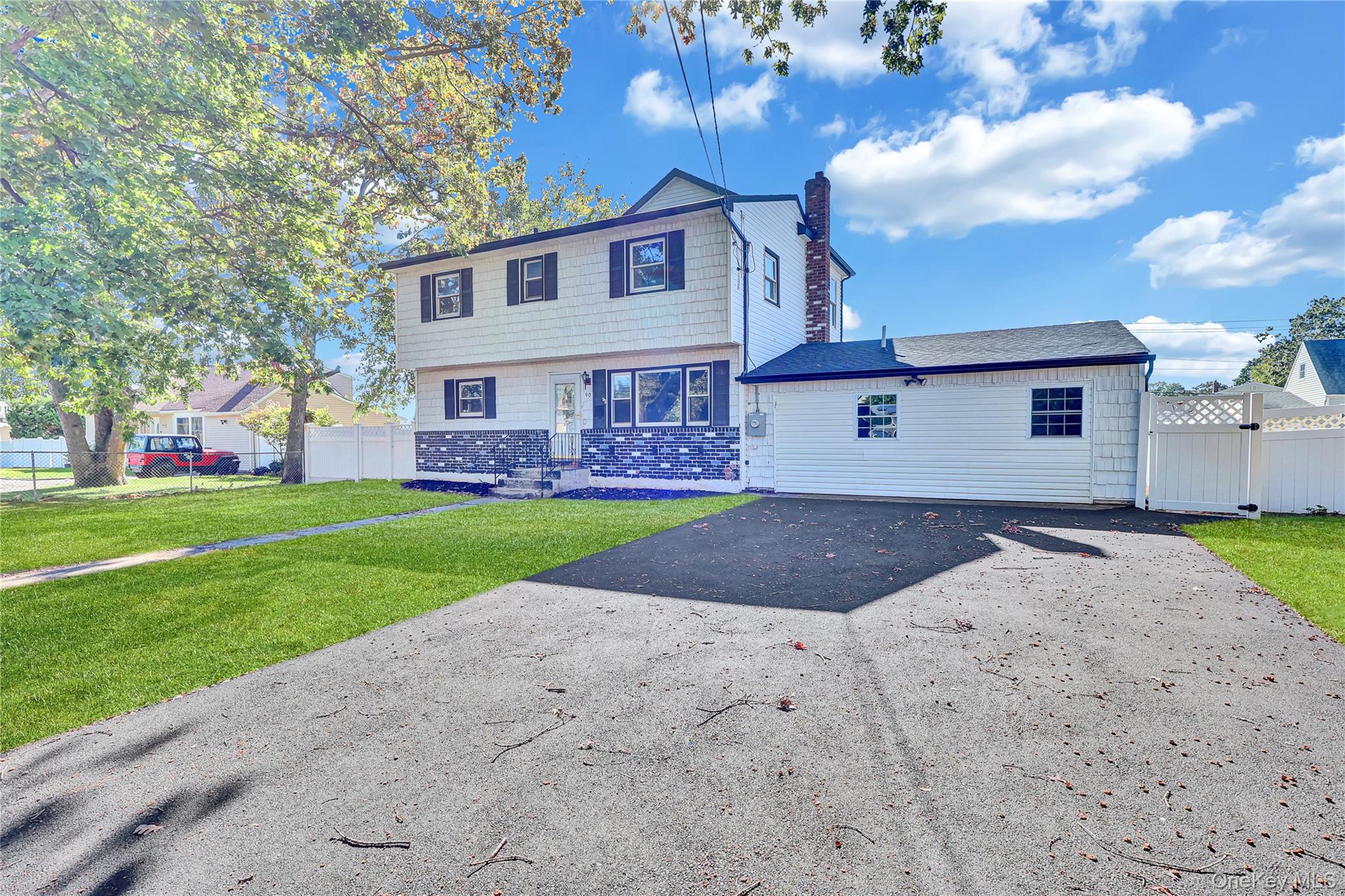 #1 photo, 90 30th Street, サフォーク郡 Copiague , NY 11726