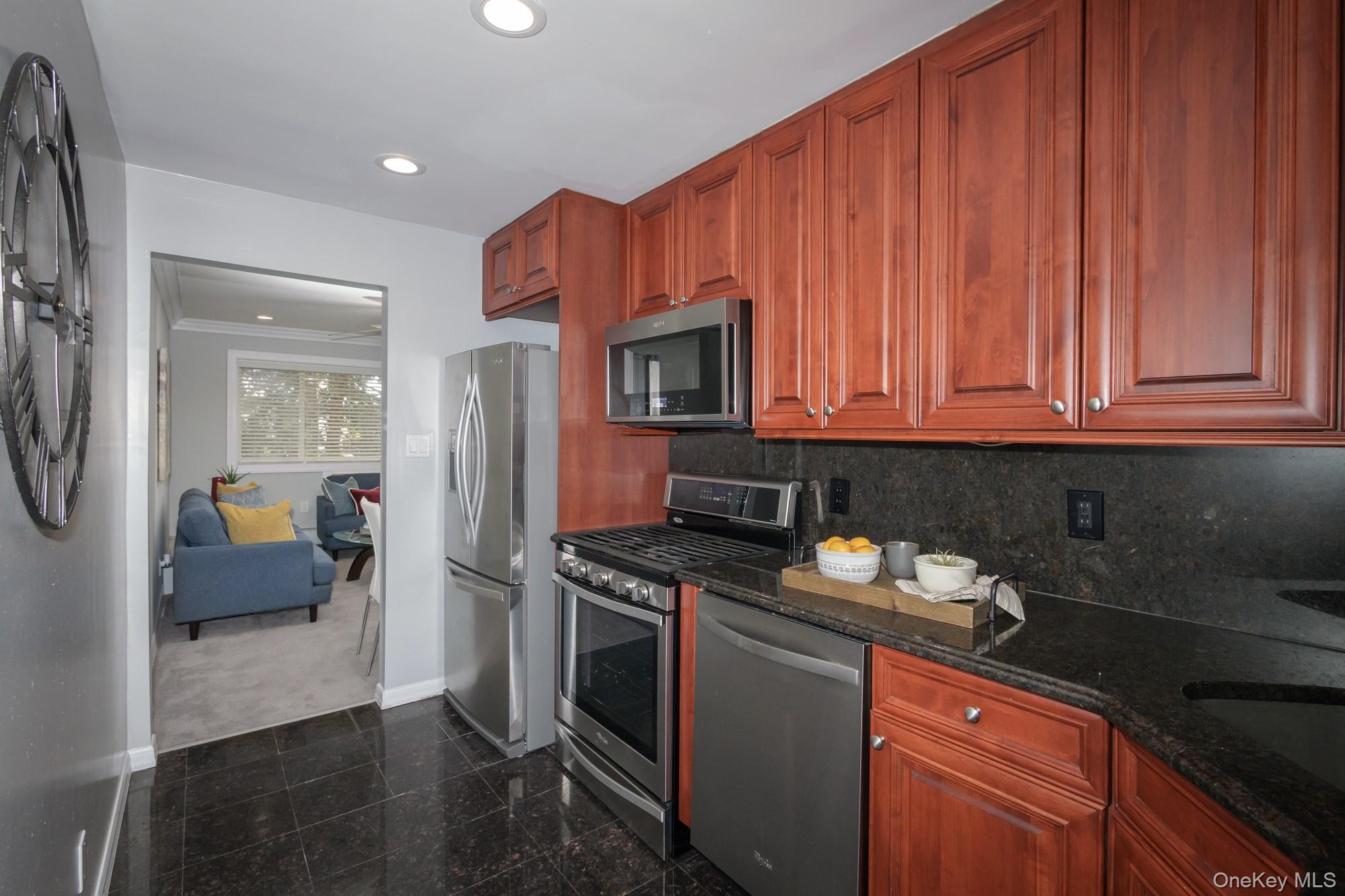 #3 photo, 40 Broadway, サフォーク郡 Amityville , NY 11701