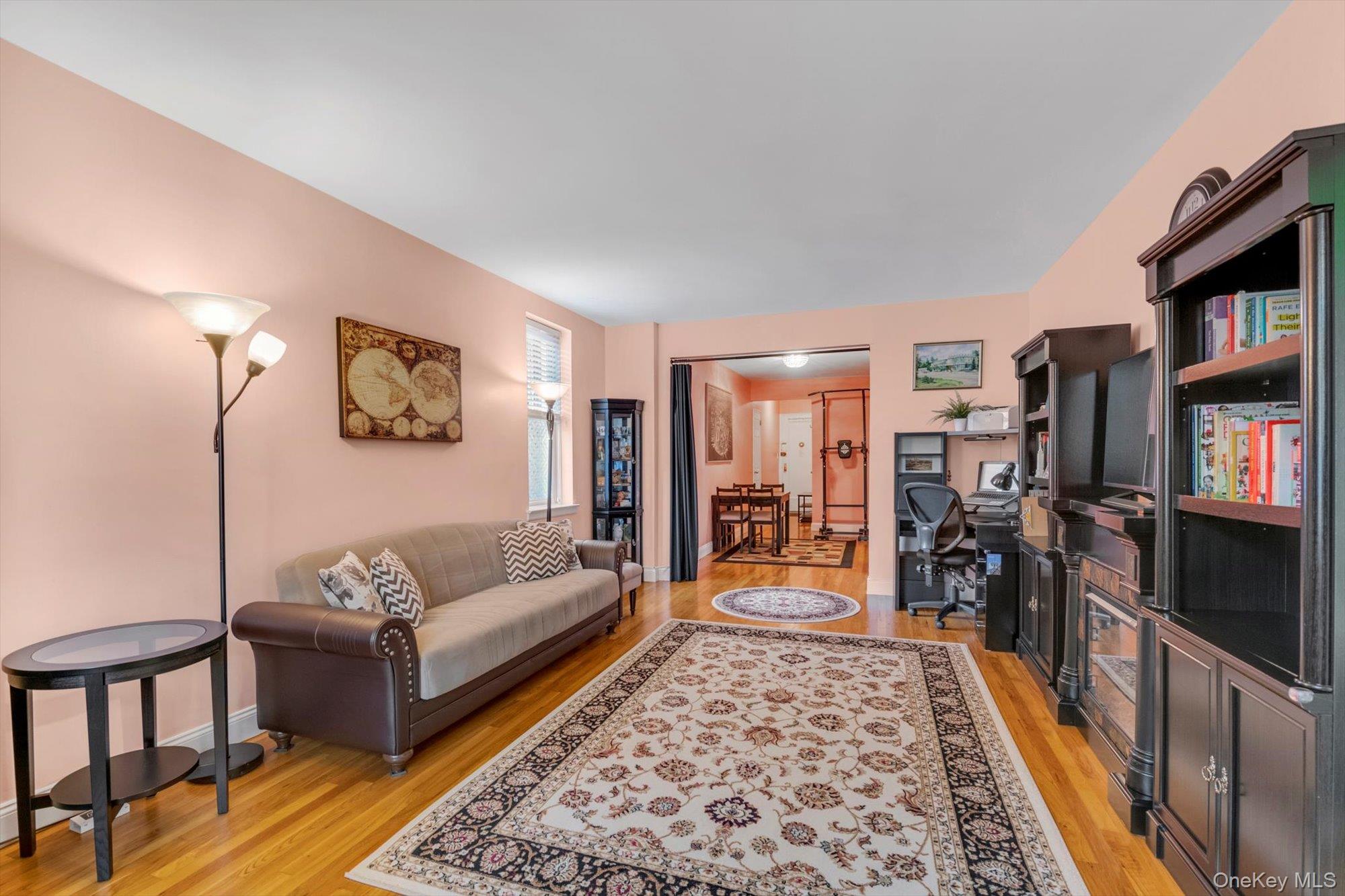 #4 photo, 102-55 67 Drive, クイーンズ区 Forest Hills , NY 11375