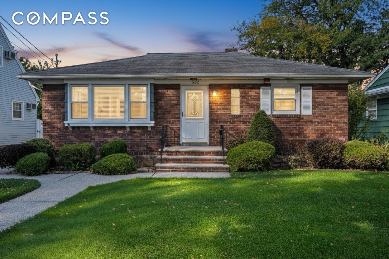 #1 photo, 522 Stewart Avenue, New York City , NY 10314