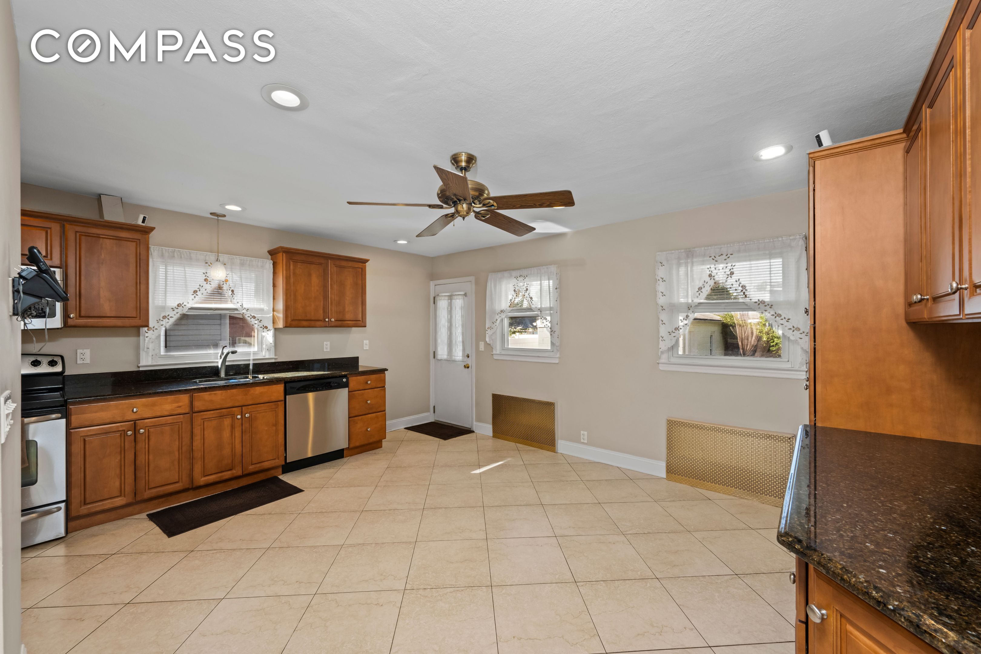 #15 photo, 522 Stewart Avenue, New York City , NY 10314