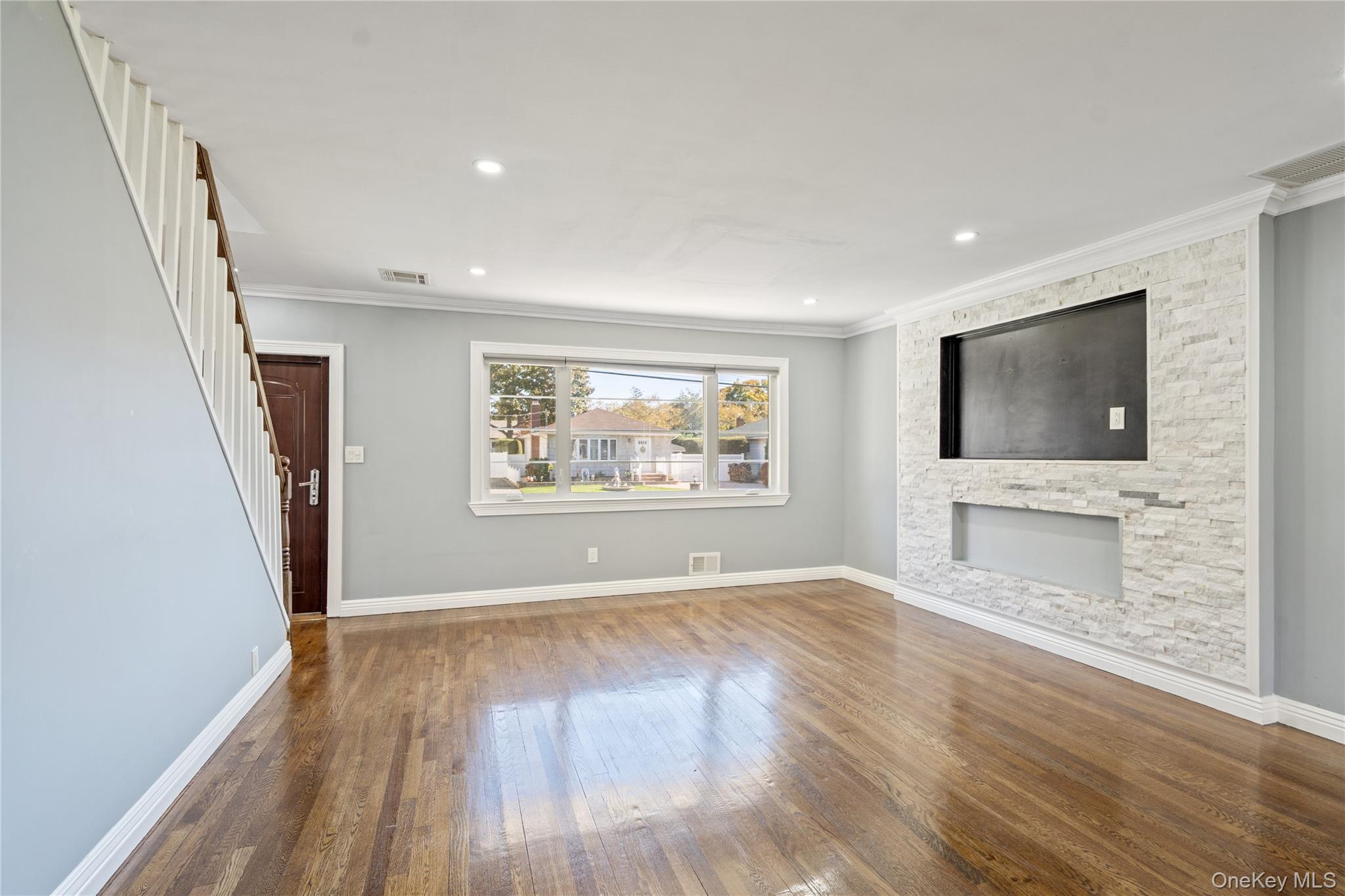 #10 photo, 16 Smith Street, ナッソー郡 Hicksville , NY 11801