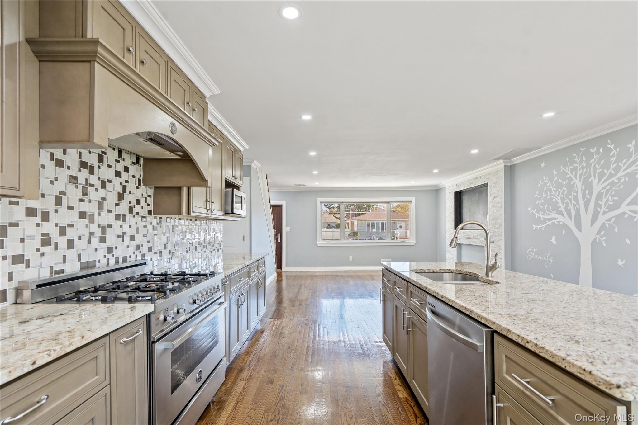 #14 photo, 16 Smith Street, ナッソー郡 Hicksville , NY 11801