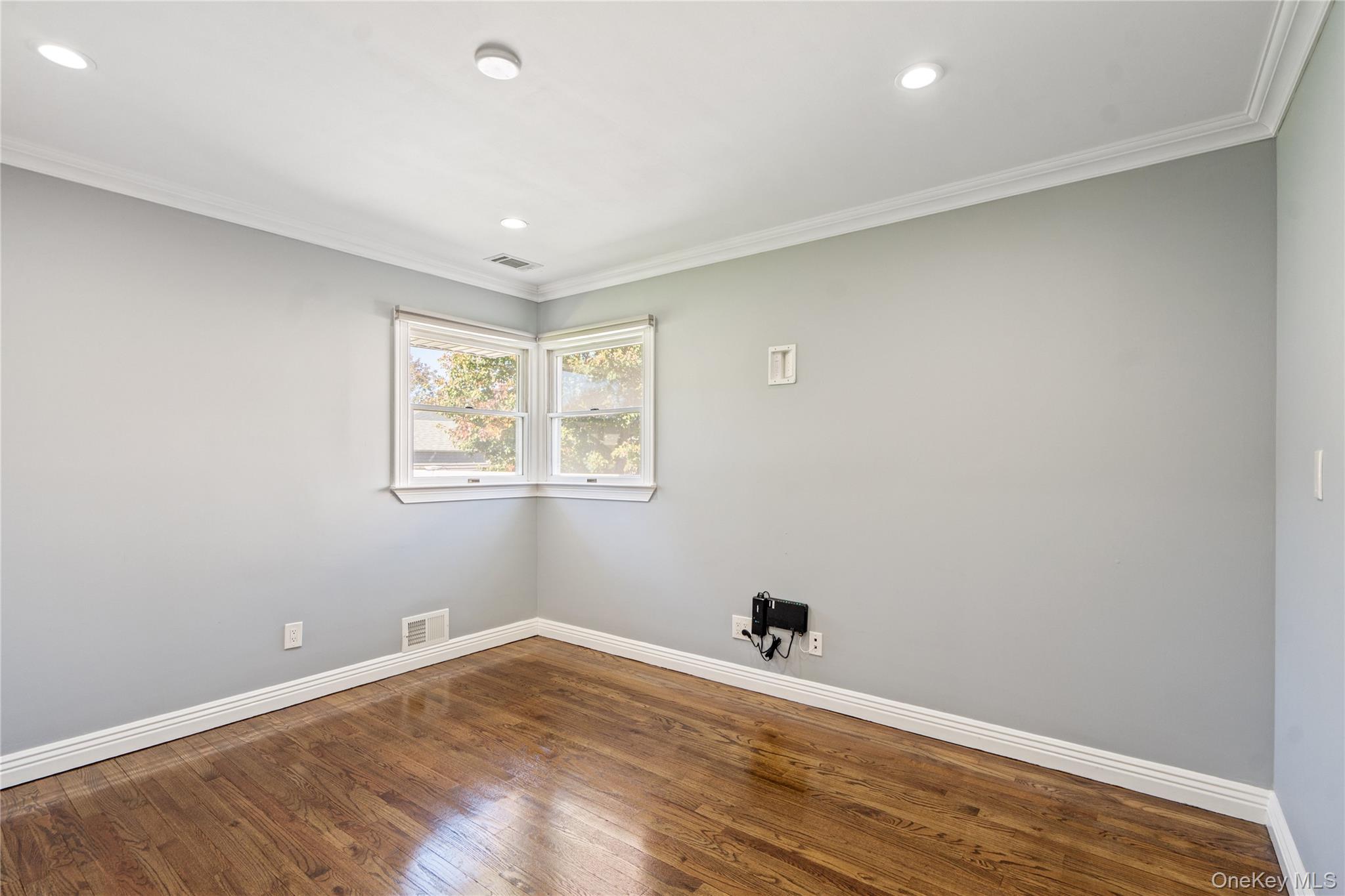 #16 photo, 16 Smith Street, ナッソー郡 Hicksville , NY 11801