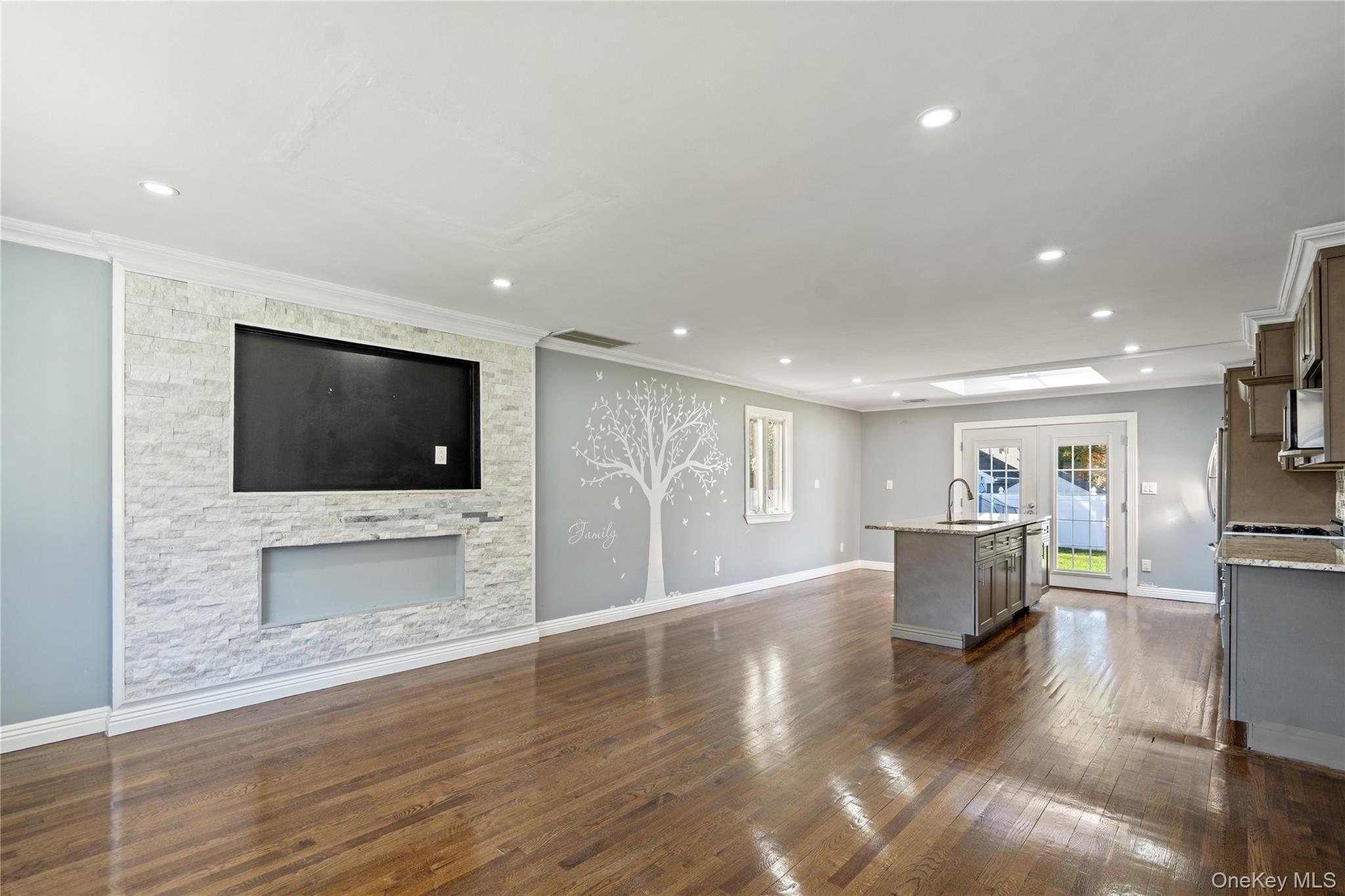 #6 photo, 16 Smith Street, ナッソー郡 Hicksville , NY 11801