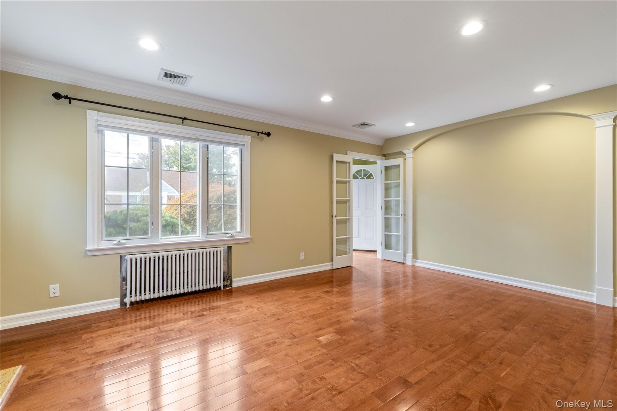 #3 photo, 17 Cedar Drive, ナッソー郡 Farmingdale , NY 11735