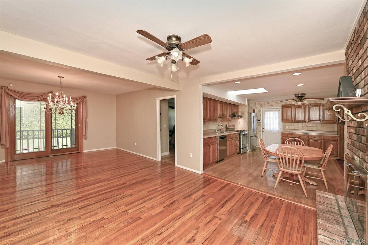 #10 photo, 185 S Plaisted Avenue, Smithtown , NY 11788