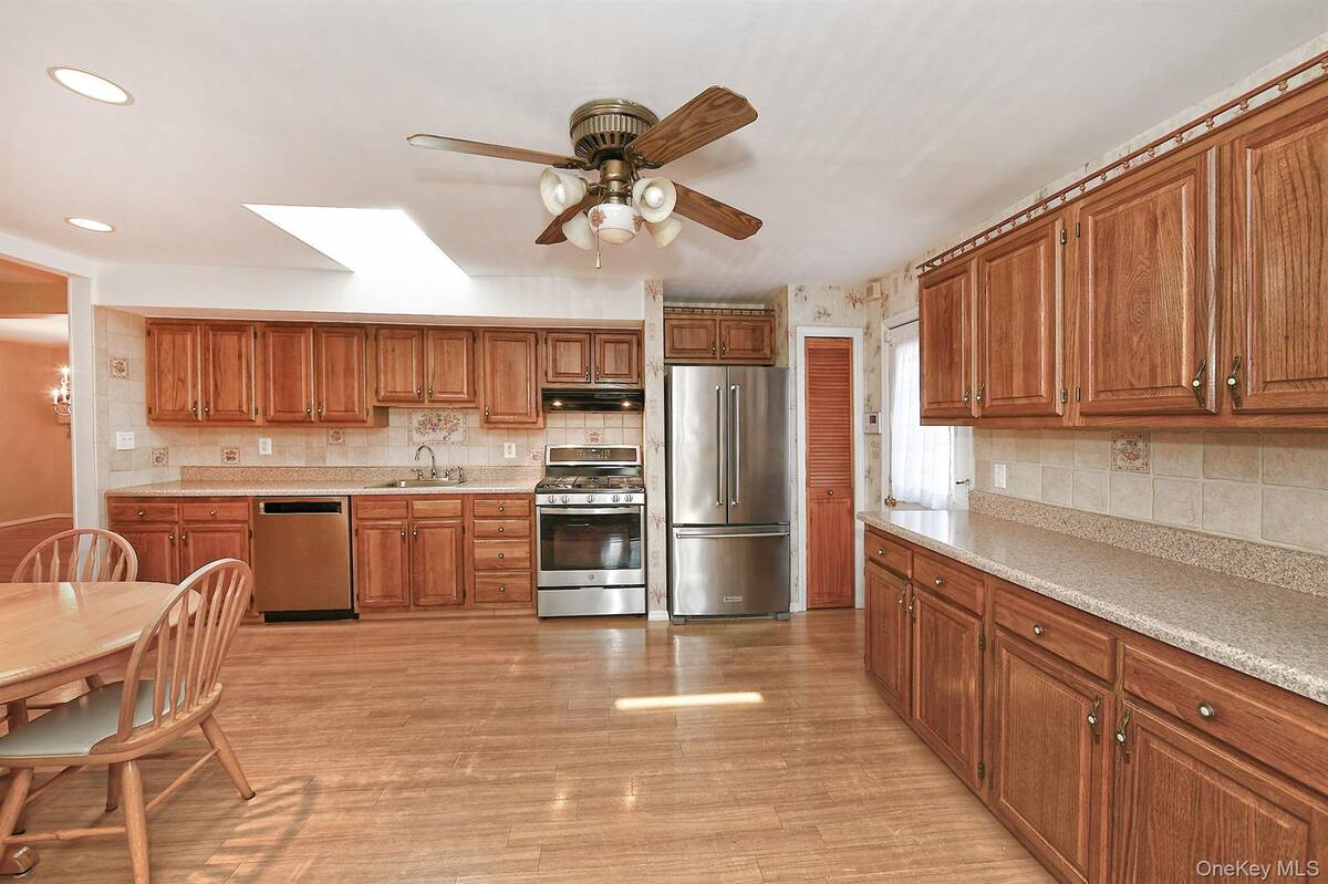 #18 photo, 185 S Plaisted Avenue, Smithtown , NY 11788