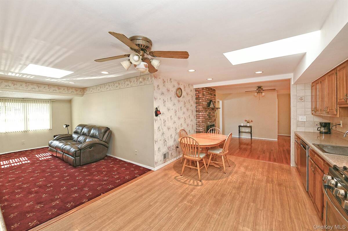 #20 photo, 185 S Plaisted Avenue, Smithtown , NY 11788