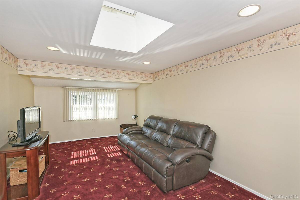 #21 photo, 185 S Plaisted Avenue, Smithtown , NY 11788