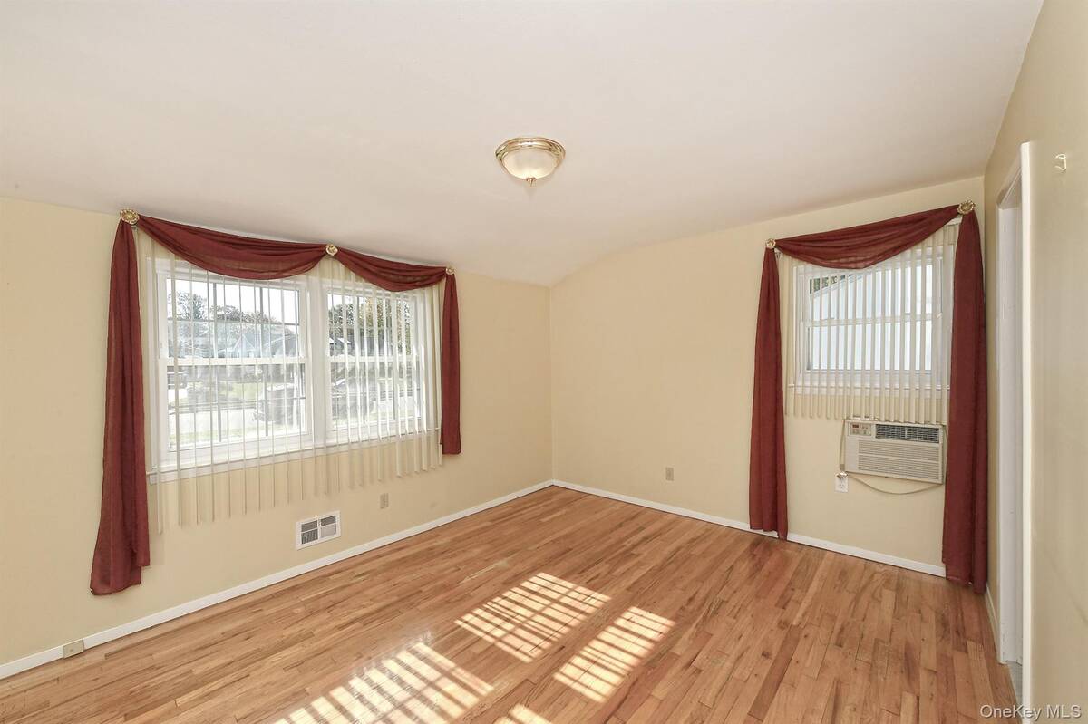 #22 photo, 185 S Plaisted Avenue, Smithtown , NY 11788