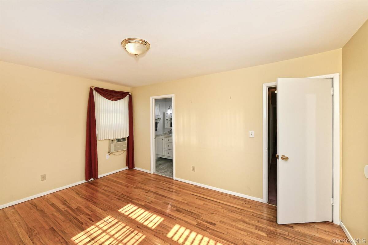 #23 photo, 185 S Plaisted Avenue, Smithtown , NY 11788