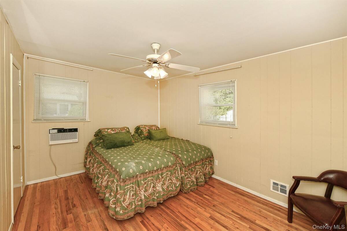 #24 photo, 185 S Plaisted Avenue, Smithtown , NY 11788