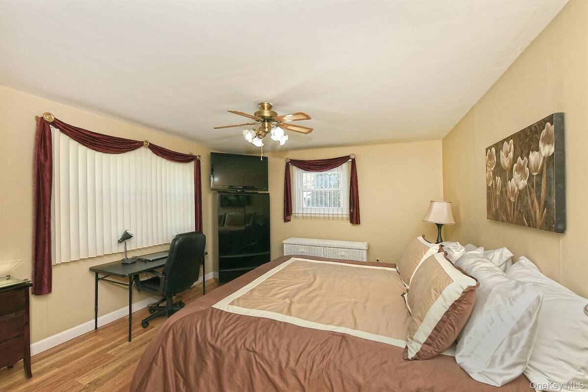 #29 photo, 185 S Plaisted Avenue, Smithtown , NY 11788