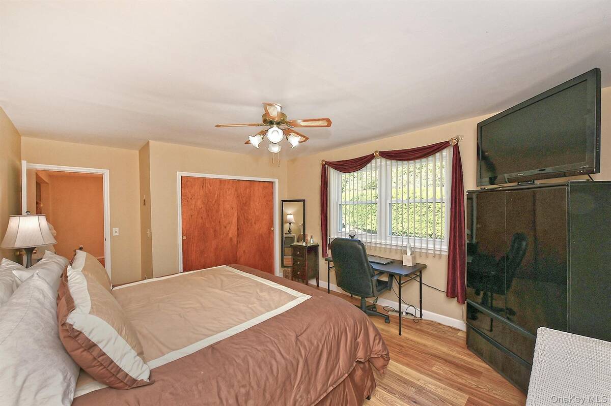 #30 photo, 185 S Plaisted Avenue, Smithtown , NY 11788