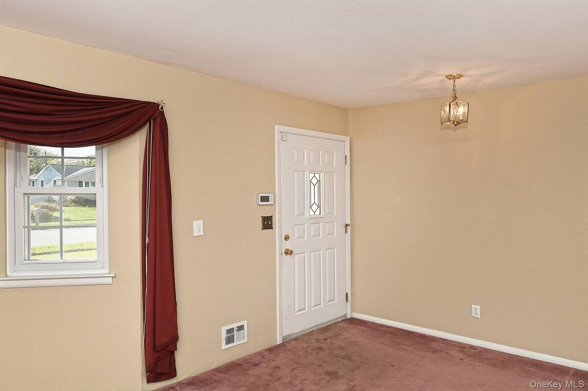 #4 photo, 185 S Plaisted Avenue, Smithtown , NY 11788