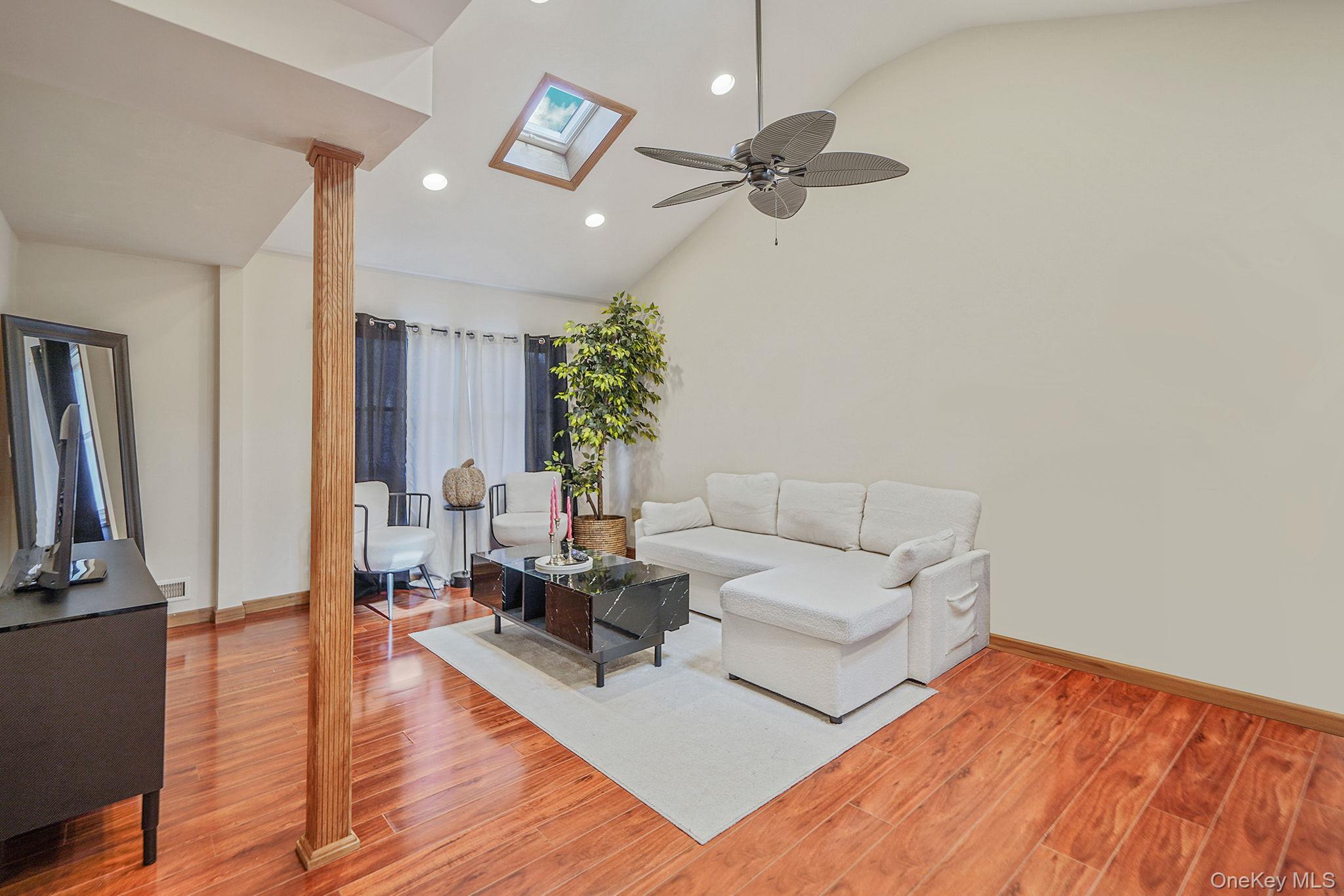 #3 photo, 44 4th Street, サフォーク郡 Brentwood , NY 11717