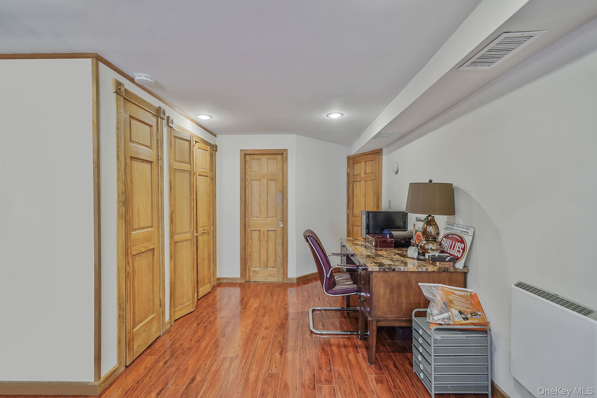 #4 photo, 44 4th Street, サフォーク郡 Brentwood , NY 11717