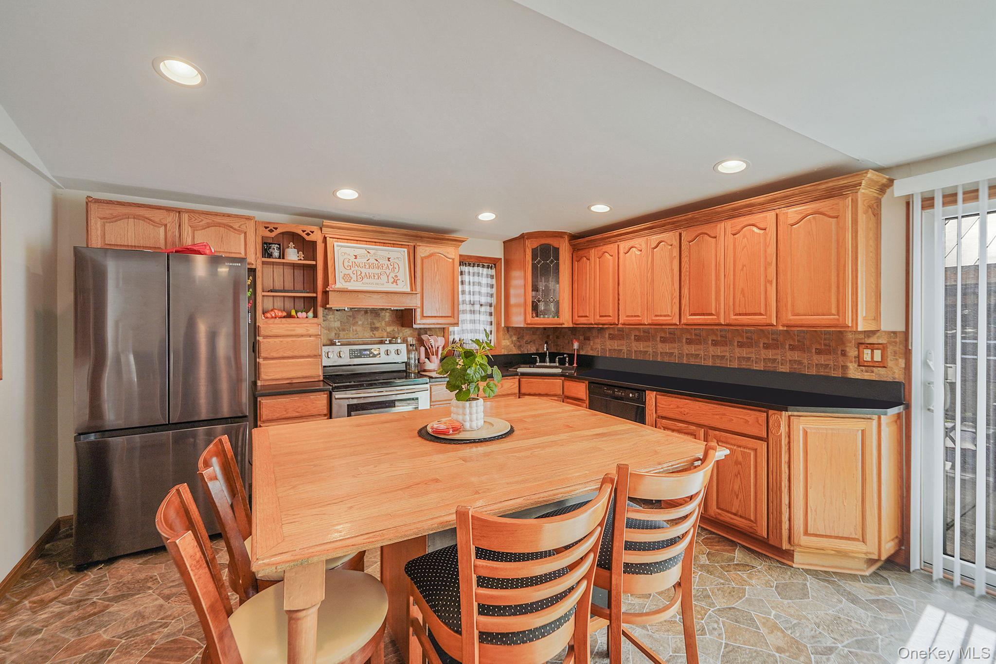 #5 photo, 44 4th Street, サフォーク郡 Brentwood , NY 11717